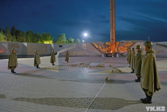 Усть-Каменогорске у Мемориала Славы вечером 9 мая зажгли свечи